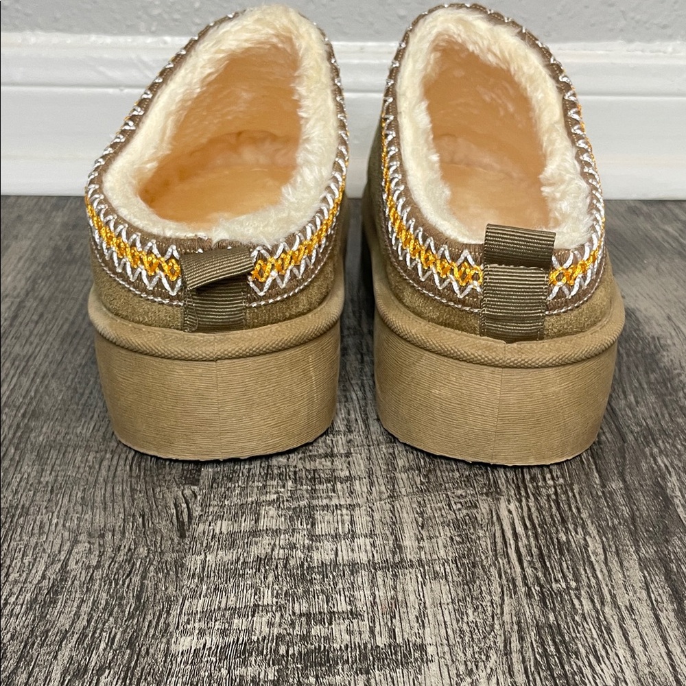 Cozy Tan Slip-On Women's Shoes-NWOT - Picture 5 of 12